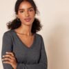 Amazon Essentials Women's Classic-Fit Lightweight Long-Sleeve V-Neck Sweater (Available in Plus Size)